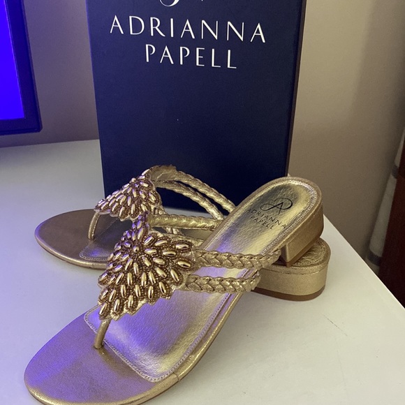 New Adrianna Papell Gold Sandal Flip Flop - Picture 7 of 8